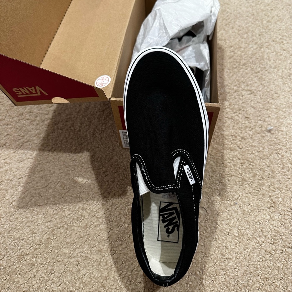 NWT!! Vans Classic Slip On black